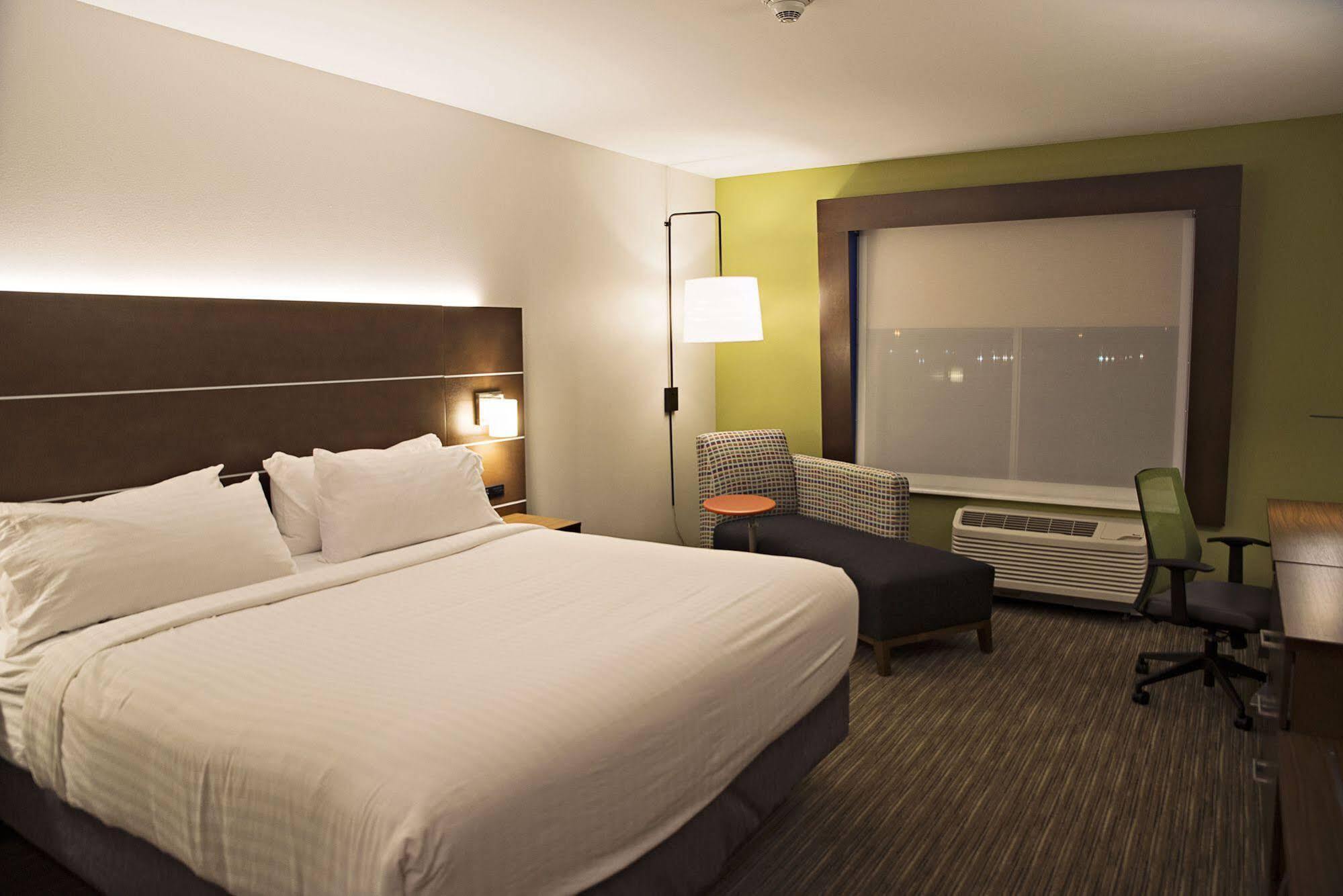 Holiday Inn Express & Suites - Rantoul By Ihg Екстериор снимка